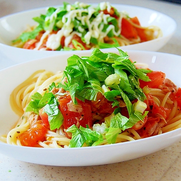 フレッシュトマトとセロリの葉のツナパスタ